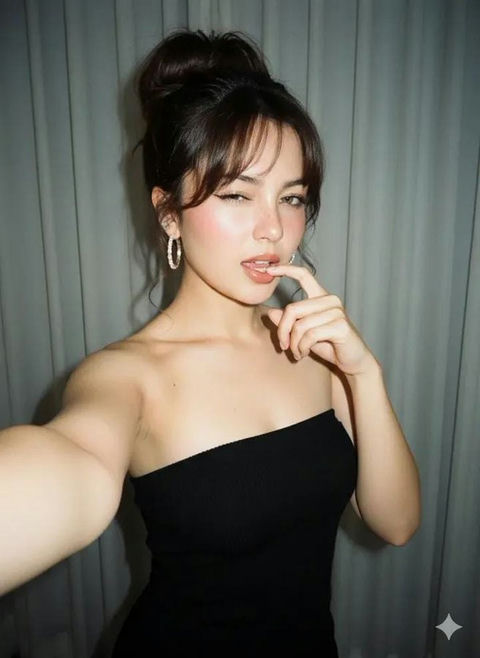 女子站在房间里的近距离自拍照 效果预览