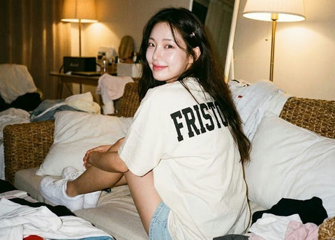 女生背对着观众坐在编织沙发上 效果预览
