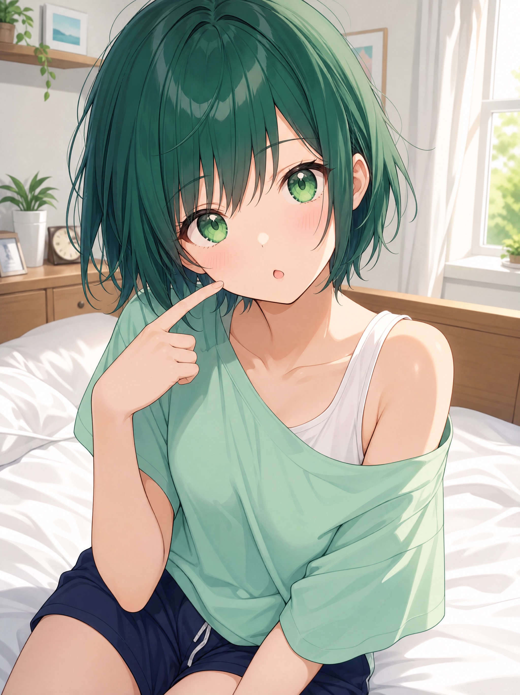 「カジュアルで親密な日常系アニメ風イラスト。深いエメラルドグリーンのショートヘア、大きなライトグ
